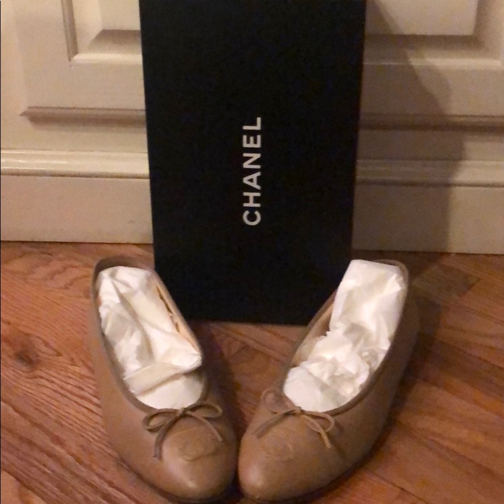 chanel beige lambskin cap toe cc